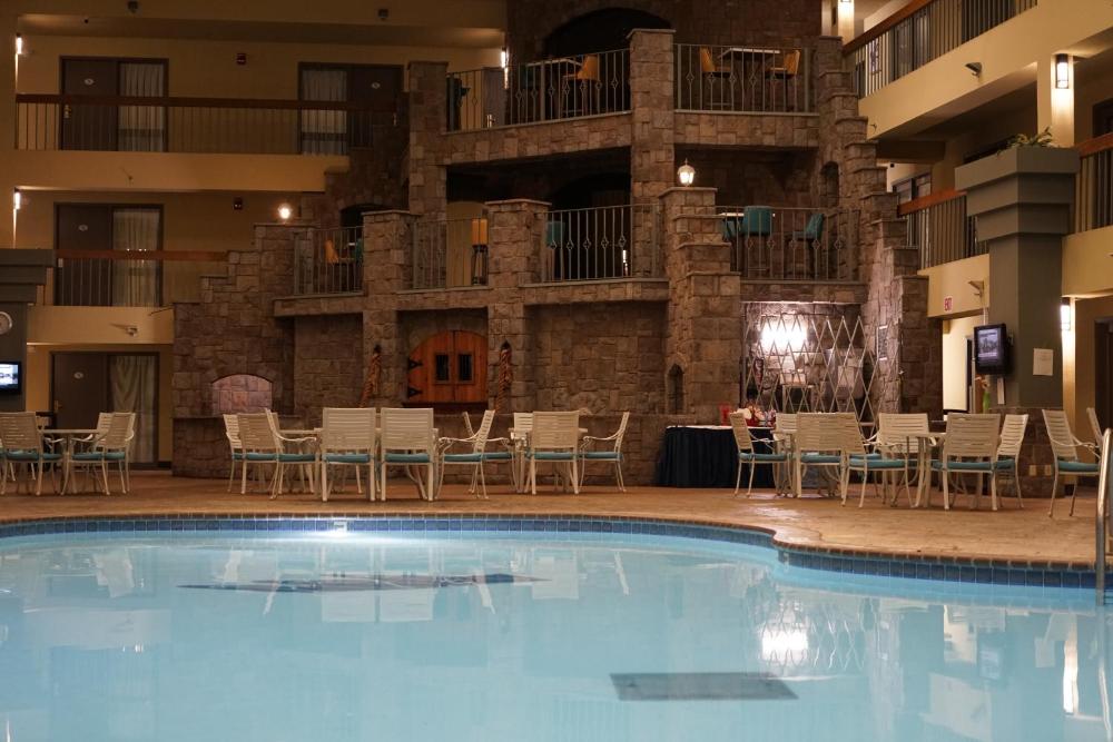 King Room with Pool View - Non-Smoking interior